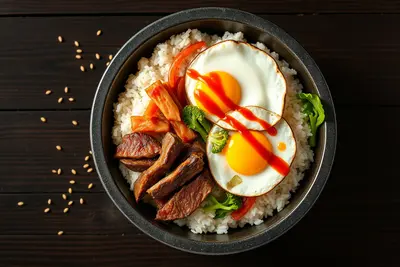Bibimbap Coreano Mixto: Bol de Arroz con Carne, Verduras y Huevo Frito