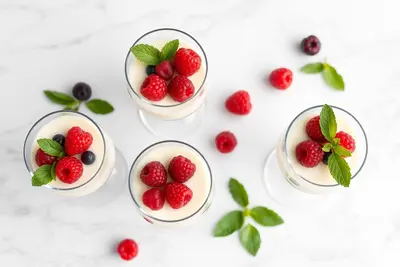 Panna Cotta de Vainilla y Frutos Rojos: Postre Italiano Clásico